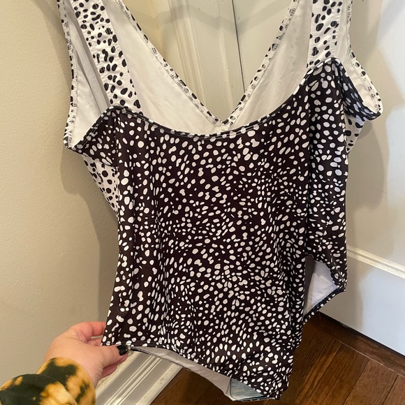 ASOS design. curve recycled v twist swimsuit. - Picture 2 of 5